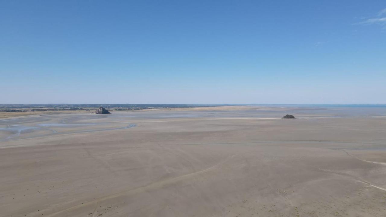Gite De Charme "La Maison Saint-Leonard" Avec Piscine, Spa, Vue Sur Le Mont Saint-Michel Vains Экстерьер фото